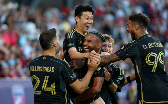 LA FC 손흥민이 24일 메이저리그사커 FC 댈러스전에서 선제골을 넣은 뒤 동료들과 함께 환호하고 있다. 이매진이미지스연합뉴스