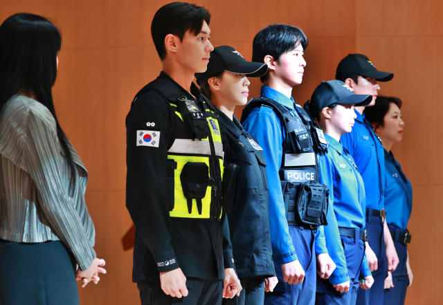 10년 만에 바뀌는 경찰 제복 (서울=연합뉴스) 진연수 기자 = 11일 서울 서대문구 경찰청에서 시민과 함께하는 경찰 복제개선 현장 시제품 시민 품평회가 열리고 있다. 연합뉴스