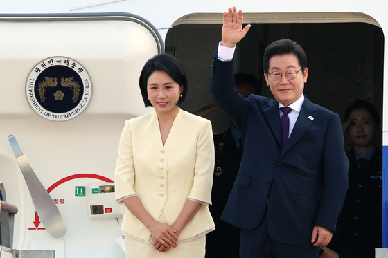이재명 대통령과 부인 김혜경 여사가 일본·미국 정상과 순차 정상회담 참석을 위해 23일 오전 경기도 성남 서울공항을 통해 출국하며 인사를 하고 있다. 뉴스1