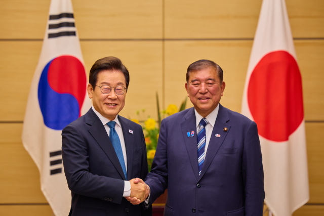 1박2일 일정으로 일본을 방문한 이재명 대통령이 23일 일본 도쿄 총리 관저에서 이시바 시게루 일본 총리와 한일 정상 소인수회담을 하며 악수하고 있다.연합뉴스