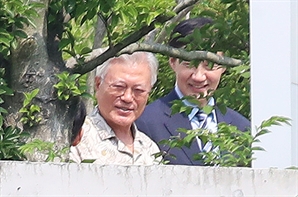 文 만난 조국 "민주당 고언 감사하지만 제 길 갈 것"