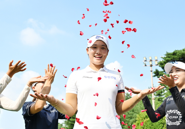 우승 뒤 동료들로부터 축하 꽃잎 세례를 받는 김민솔. 사진 제공=KLPGA