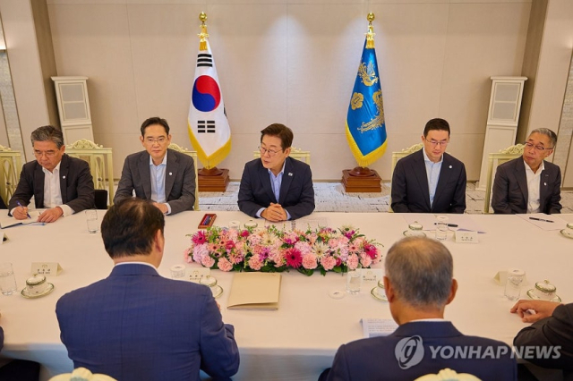 이재명 대통령이 19일 서울 용산 대통령실 청사에서 미일 순방 경제인 간담회를 하고 있다.오른쪽부터 박지원 두산그룹 부회장 겸 두산에너빌리티 회장, 구광모 LG그룹 회장, 이 대통령, 이재용 삼성전자 회장, 장재훈 현대차 부회장. 연합뉴스.