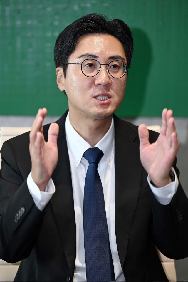 공준혁 율촌 변호사가 7월 21일 서울 강남구 법무법인 율촌에서 서울경제신문과 인터뷰를 하고 있다. 조태형 기자