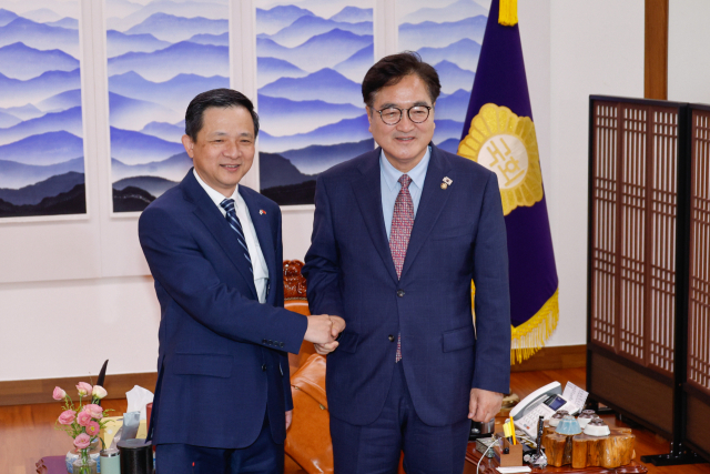다이빙(왼쪽) 주한중국대사가 이달 20일 서울 여의도 국회에서 우원식 국회의장과 악수하고 있다. 뉴스1