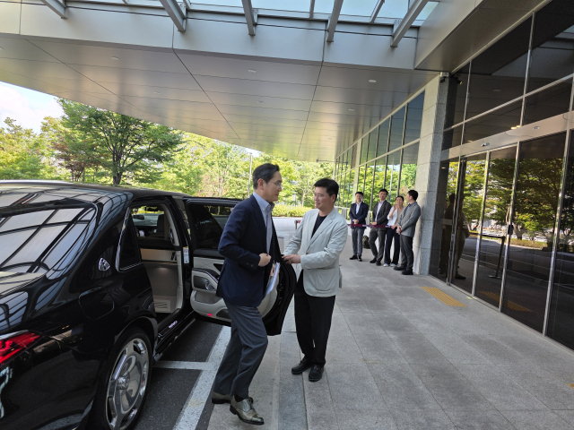 이재용 삼성전자 회장이 24일 서울김포비즈니스항공센터(SGBAC)를 통해 출국길에 오르고 있다. 이 회장 등 재계 총수들은 25일(현지시간) 미국 워싱턴DC에서 열리는 한미 정상회담 경제사절단으로 동행한다. 서종갑 기자