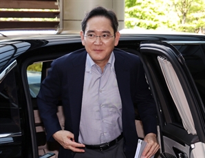 ‘방미사절단’ 이재용, 출국 전 각오 묻자 대답 대신 ‘미소’