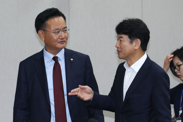 문진석(오른족) 더불어민주당 원내수석부대표와 유상범 국민의힘 원내수석부대표가 지난달 29일 서울 여의도 국회에서 열린 운영위원회 전체회의에 참석하며 대화하고 있다. 2025.7.29 뉴스1