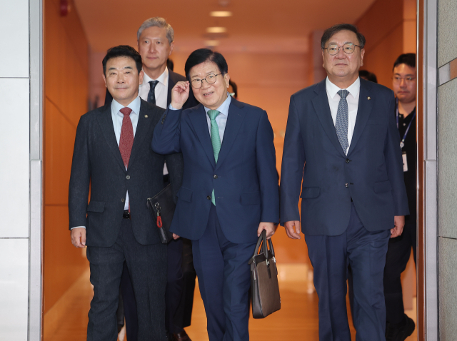 박병석(가운데) 전 국회의장, 김태년(오른쪽)·박정(왼쪽) 더불어민주당 의원, 노재헌 동아시아문화재단 이사장 등 대통령 중국 특사단이 24일 인천국제공항을 통해 중국으로 출국하고 있다. 연합뉴스