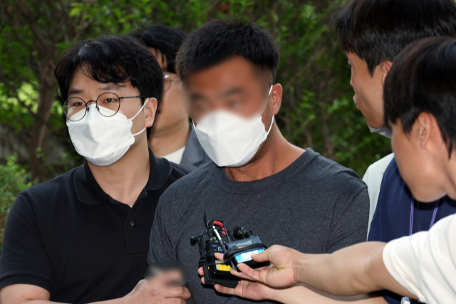 웹사이트를 해킹해 380억 원 이상을 가로챈 해킹 범죄 조직 총책인 중국 국적 남성 A 씨가 24일 오후 서울 서초동 서울중앙지방법원으로 구속 전 피의자 심문(영장실질심사)을 받기 위해 들어오고 있다. 뉴스1