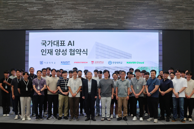2일 경기 성남시 네이버 제2사옥 1784에서 열린 ‘독자 AI 파운데이션 모델’ 프로젝트 산학 협력 컨소시엄 협약식에서 네이버클라우드 임직원들과 한국과학기술원(KAIST), 포항공대(POSTECH), 서울대, 고려대, 한양대 등 5개 대학 교수진, 대학원 학생들이 기념사진을 촬영하고 있다. 사진제공=네이버클라우드