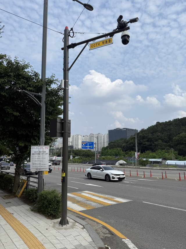 백현동 안양판교로 한국석유관리원 인근에 신규 설치된 CCTV모습. 사진 제공 = 성남시
