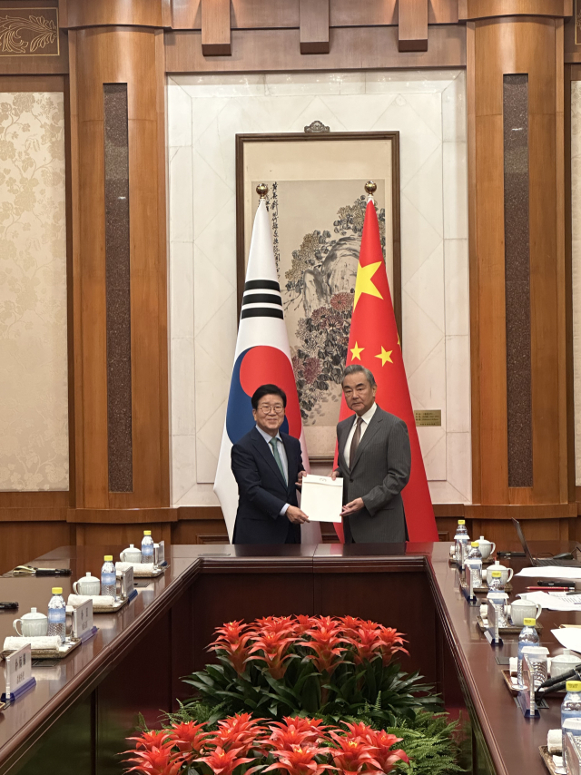 특사단장이 왕 위원에게 시 주석 앞 대통령 친서를 전달하고 있다. 사진제공=외교부