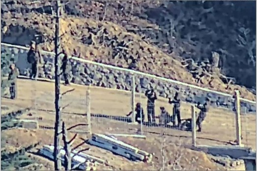 합동참모본부가 지난해 12월 공개한 동향 사진에는 전선지역에 철책을 설치 중인 북한군의 모습이 담겨 있다. 사진제공=합동참모본부
