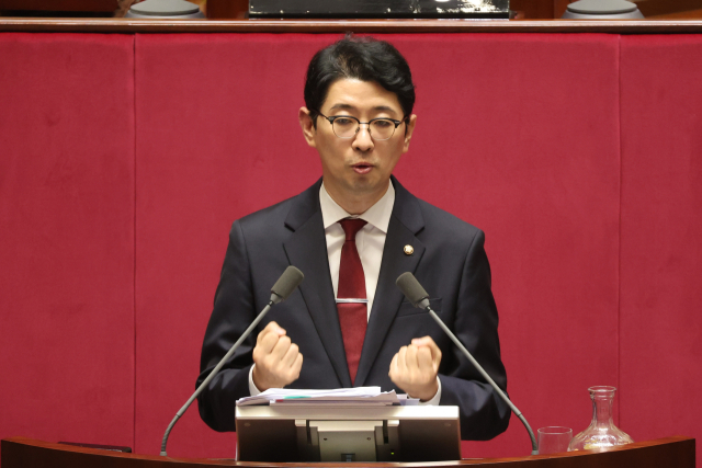 주진우 국민의힘 의원이 25일 국회 본회의에서 '더 센' 상법 개정안에 반대하는 필리버스터(무제한 토론을 통한 합법적인 의사진행 방해)를 하고 있다. 연합뉴스