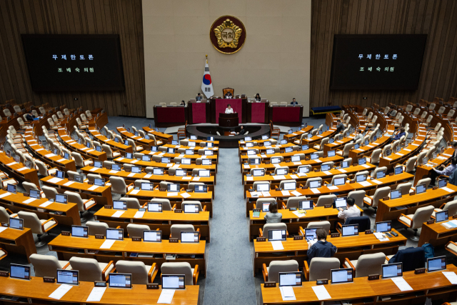 조배숙 국민의힘 의원이 24일 서울 여의도 국회에서 열린 제428회 국회(임시회) 제2차 본회의에서 상법 일부개정법률안에 대한 무제한 토론(필리버스터)을 하고 있다. 뉴스1