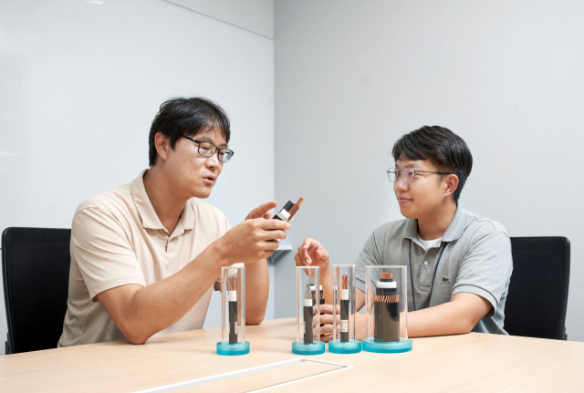 LS전선 직원들이 국내에서 처음 상용화한 교류(AC)·직류(DC) 겸용 PP 케이블을 살펴보고 있다. 사진 제공=LS전선