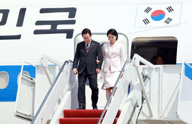 이재명 대통령과 김혜경 여사가 24일(현지시간) 미국 워싱턴DC 인근 앤드루스 합동기지에 도착해 공군 1호기에서 내리고 있다. 연합뉴스