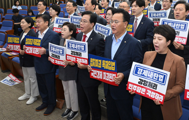 송언석 비상대책위원장 겸 원내대표를 비롯한 국민의힘 의원들이 25일 서울 여의도 국회에서 열린 의원총회에 참석해 규탄대회를 하고 있다. 오승현 기자