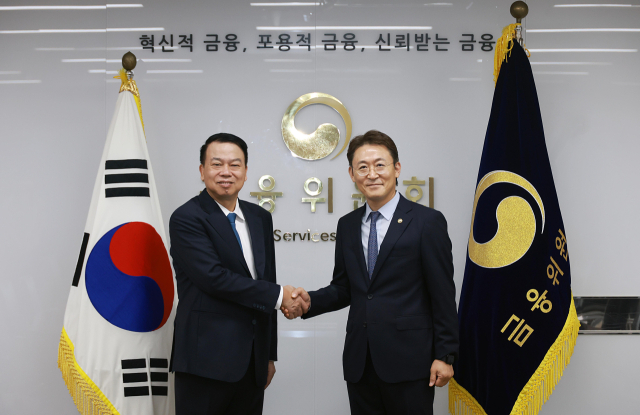 권대영 금융위원회 부위원장이 25일 서울 종로구 정부서울청사에서 응우옌 득 치 베트남 재무부 차관과 만나 기념 촬영하고 있다. 사진 제공=금융위원회