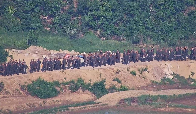 북한군이 전선지역에서 대규모 병력을 투입해 작업을 하는 모습. 사진 제공=합참
