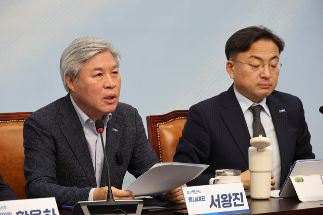 서왕진 조국혁신당 원내대표가 19일 국회에서 열린 의원총회에서 발언하고 있다. 연합뉴스