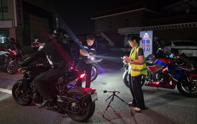 울산 울주군이 경찰·한국교통안전공단과 함께 지난 1일과 22일 서생 해안도로 일대에서 이륜차 소음 합동단속을 실시해 위반행위 6건을 적발했다. 사진제공=울주군