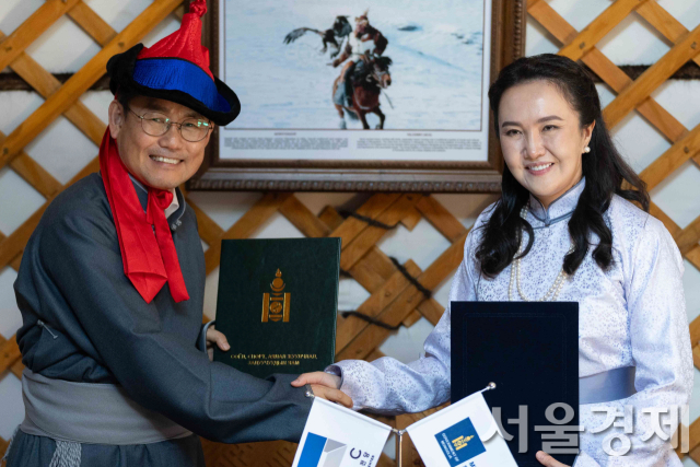 김상욱(왼쪽) 국립아시아문화전당(ACC) 전당장이 23일 몽골 테렐지 국립공원에서 친밧 몽골 문화부 장관과 ODA 합의의사록을 체결한 후 기념촬영하고 있다. 사진 제공=ACC