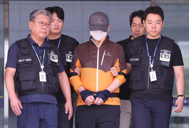 사제 총기 살해 사건 피의자 A 씨(62·남)가 7월 30일 오전 인천논현경찰서에서 검찰로 송치되고 있다. 뉴스1
