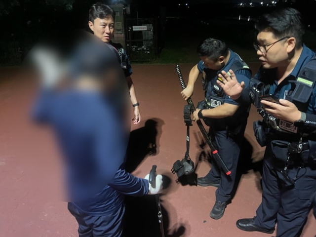 24일 오후 8시 45분께 파주시 공릉천 인근 공원 산책로에서 허리에 도검을 차고 다니던 70대가 경찰에 붙잡혔다. 사진 제공=경기북부경찰청
