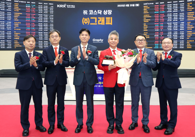 25일 서울 영등포구 한국거래소에서 열린 그래피 코스닥 시장 상장기념식에서 유도석(왼쪽부터) 한국IR협의회 상무, 김준태 신한투자증권 CIB2그룹대표, 민경욱 한국거래소 코스닥시장본부장, 심운섭 그래피 대표이사, 주태영 KB증권 IB부문장, 강왕락 코스닥협회 부회장이 기념 촬영을 하고 있다. 사진제공=한국거래소