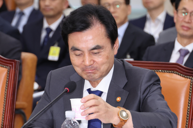 안규백 국방부 장관이 25일 국회 국방위원회 전체회의에서 위원 질의에 답한 뒤 물을 마시고 있다. 연합뉴스