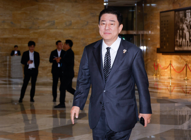 김병기 더불어민주당 원내대표가 25일 오전 서울 여의도 국회에서 상법 개정안 표결을 위해 본회의장으로 향하고 있다. 뉴스1