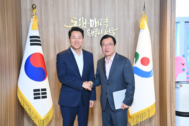 이현재 하남시장(오른쪽)이 오세훈 서울시장과 교통 현안에 대해 논의한 후 기념촬영을 하고 있다. 사진 제공=하남시
