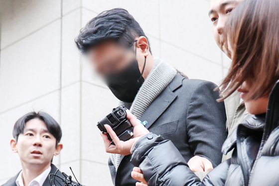 배우 고(故) 이선균 씨를 협박한 유흥업소 실장에게 마약을 제공한 혐의를 받는 현직 의사. 뉴스1