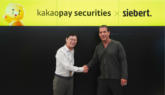 신호철(왼쪽) 카카오페이증권 대표와 데이비드 제비아(David Gebbia) 시버트 수석임원이 기념사진을 촬영하고 있다. 사진 제공=카카오페이증권