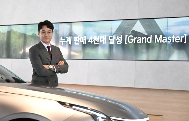 이성흠 기아 선임 오토컨설턴트가 서울 강남구 ‘Kia 360’에서 기념 촬영을 하고 있다. 사진제공=기아