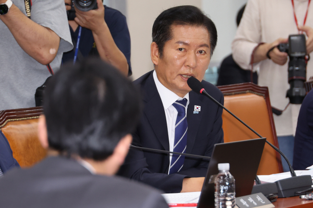 정청래 더불어민주당 대표가 25일 국회 국방위원회 전체회의에서 안규백 국방부 장관에게 질의하고 있다. 연합뉴스