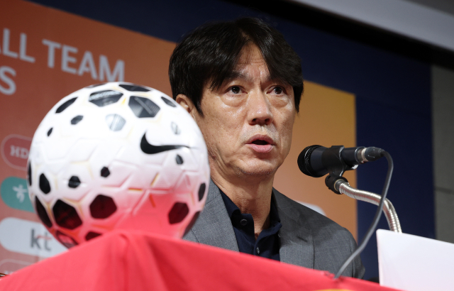 홍명보 축구 국가대표팀 감독이 25일 서울 종로구 축구회관에서 9월 A매치 2연전에 나설 대표팀 명단을 발표하고 있다. 연합뉴스