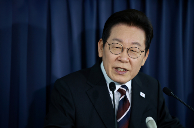 이재명 대통령이 24일 일본 도쿄 하네다공항 이륙 뒤 한미 정상회담을 위해 미국 워싱턴DC로 향하는 공군 1호기 기내에서 기자 간담회를 하고 있다. 연합뉴스