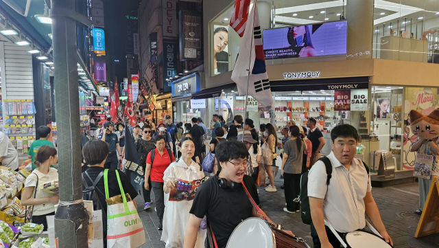 이달 23일 오후 극우 단체 회원들이 서울 중구 명동 거리에서 집회를 진행하고 있다. 채민석 기자