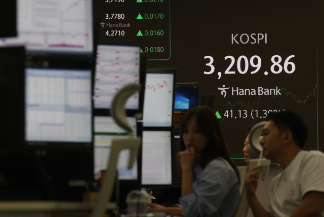 25일 중구 하나은행 본점 딜링룸 전광판에 코스피가 표시돼 있다. 연합뉴스