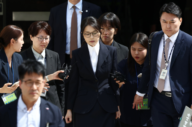 윤석열 전 대통령의 부인 김건희 여사가 12일 구속 전 피의자 심문(영장 실질 심사)을 마친 뒤 서울 서초구 서울중앙지법을 나서고 있다. 연합뉴스