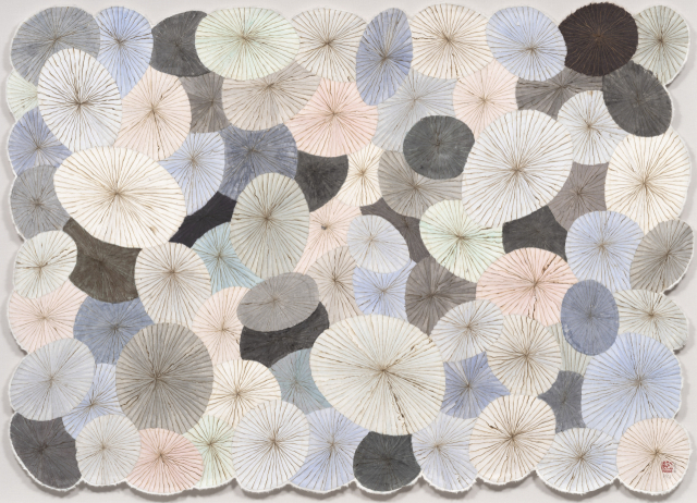 김민정, The Street(2024), 한지에 혼합매체, 100 × 140 cm/제공=갤러리현대, 키아프서울