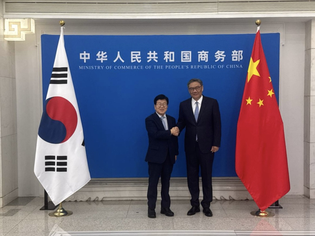 25일 대통령 특사단 단장인 박병석 전 국회의장(왼쪽)이 중국 베이징 상무부 청사에서 왕원타오 상무부장과 만나 기념 촬영을 하고 있다. 제공=주중 한국대사관