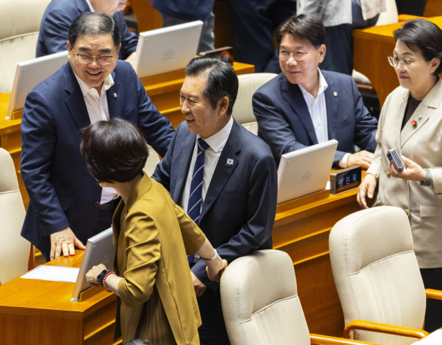 정청래 더불어민주당 대표가 25일 열린 국회 본회의에서 상법개정안 무제한토론 중단을 위한 투표를 마친 뒤 당 소속 의원들과 함께 웃고 있다. 연합뉴스