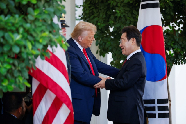 이재명 대통령이 25일(현지시간) 미국 워싱턴 D.C 백악관에서 도널드 트럼프 미국 대통령을 만나 악수를 나누고 있다. 로이터연합뉴스