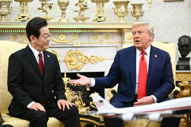 이재명 대통령이 25일(현지 시간) 미국 워싱턴DC 백악관에서 도널드 트럼프 대통령과 대화하고 있다. AFP연합뉴스