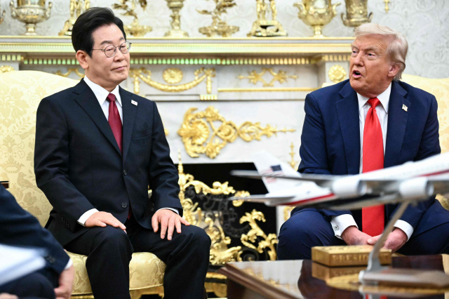 이재명 대통령이 25일(현지 시간) 미국 워싱턴DC 백악관에서 도널드 트럼프 대통령과 대화하고 있다. AFP연합뉴스