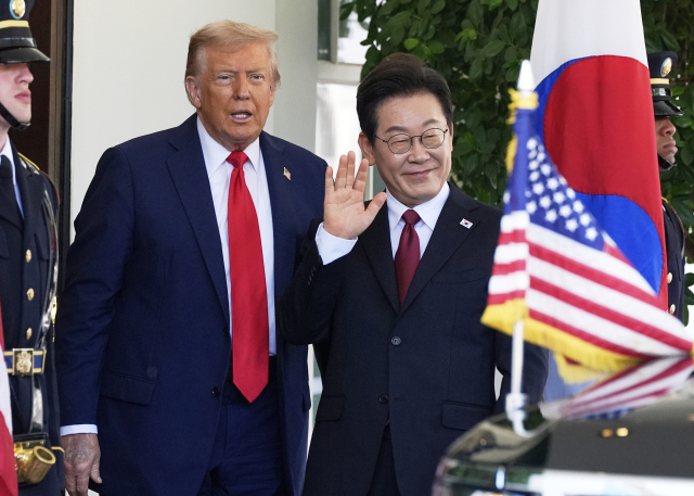 이재명 대통령이 25일(현지 시간) 미국 워싱턴DC 백악관에서 도널드 트럼프 대통령을 만나 인사하고 있다. AP연합뉴스